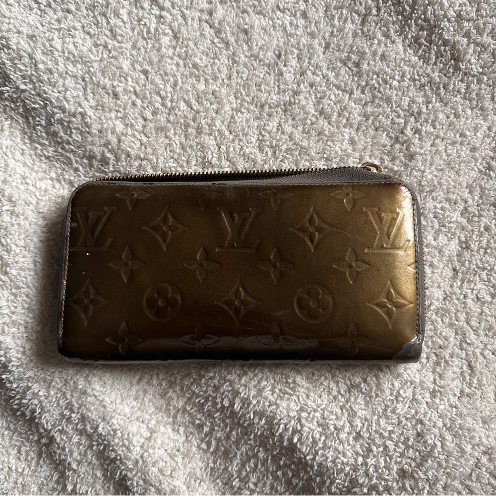 Louis Vuitton zippy wallet